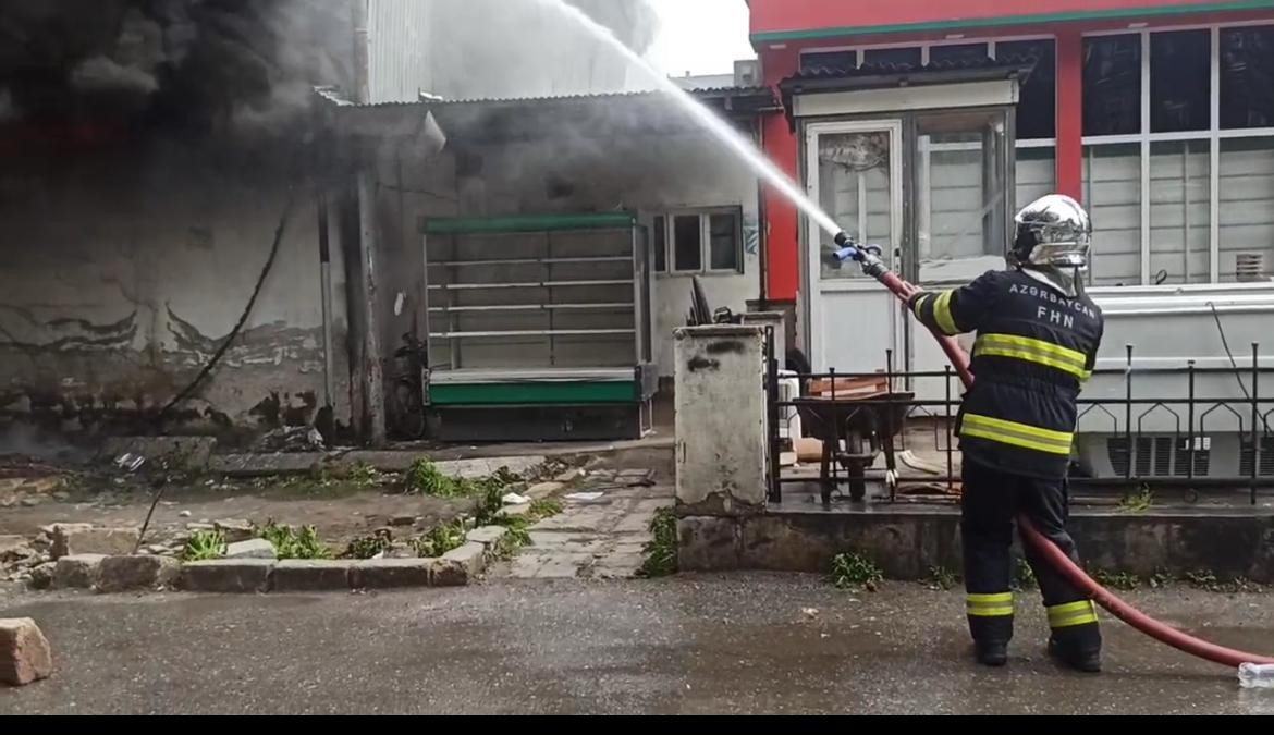 Bakıda baş vermiş yanğın söndürüldü - FOTOLAR (YENİLƏNİB)